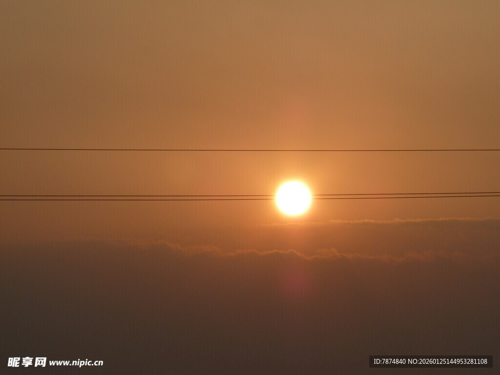 日落时分的温暖金色光辉