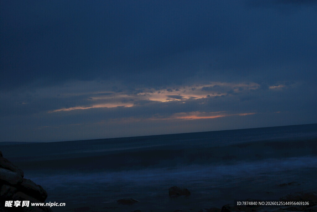 夜幕下的海边美景