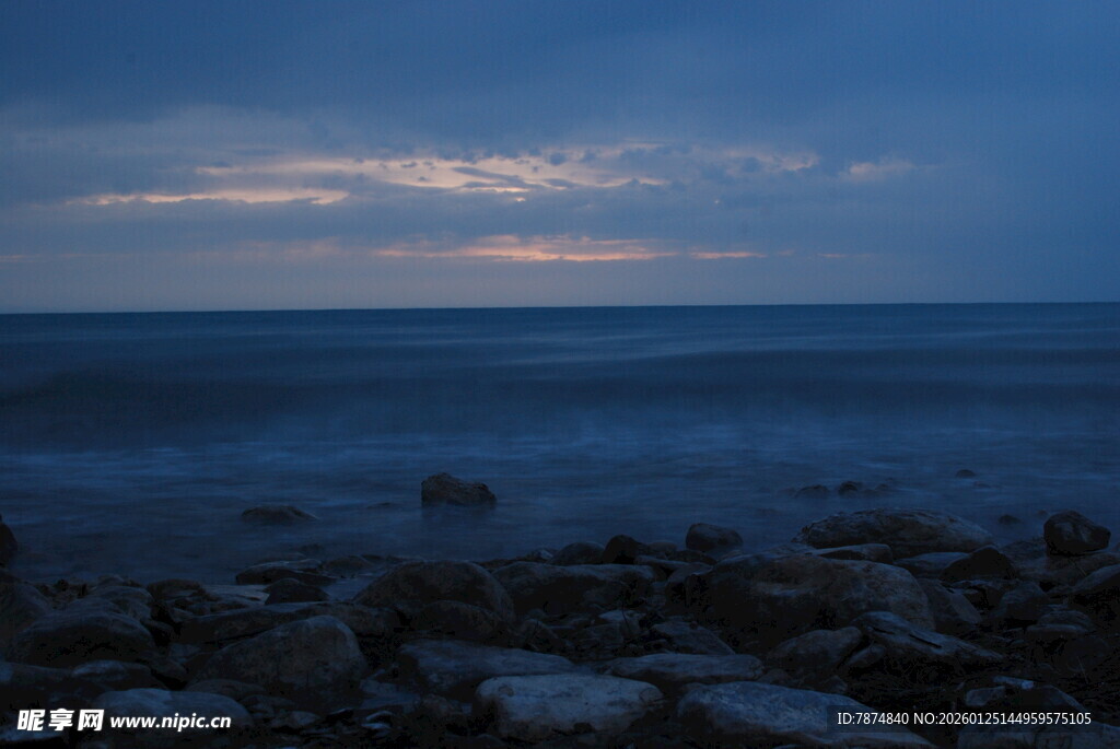 黄昏时海边的礁石景观
