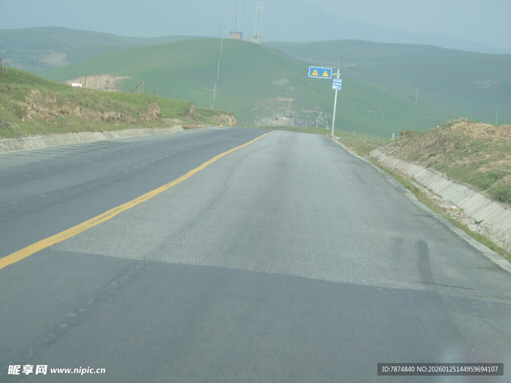 蜿蜒公路穿行于青山间