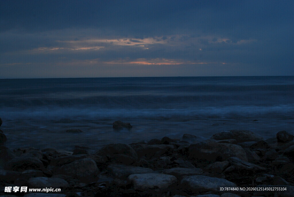 黄昏时的海边礁石景观