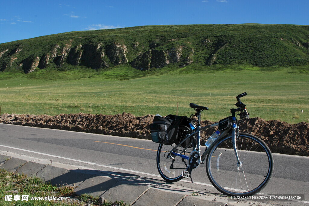 公路旁的山地自行车