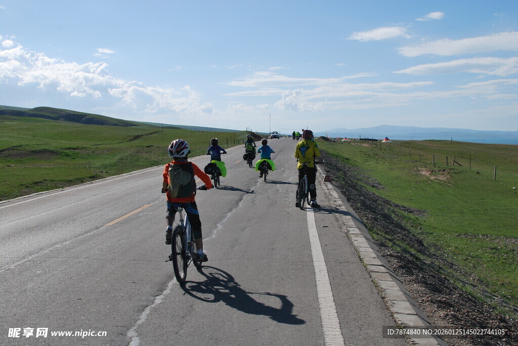 公路骑行队伍畅享户外风光