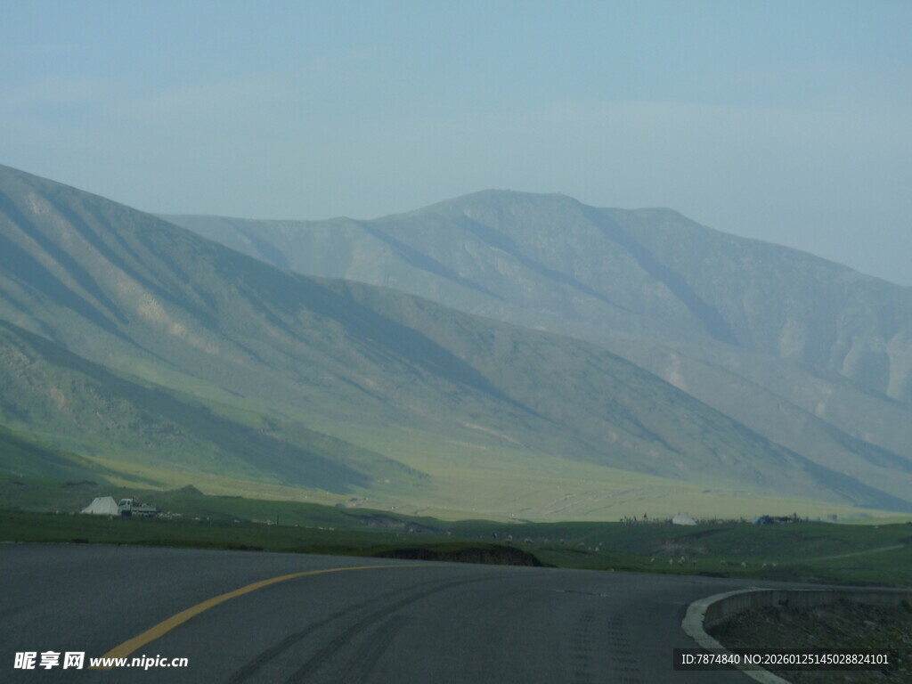 蜿蜒公路旁的壮丽山峦