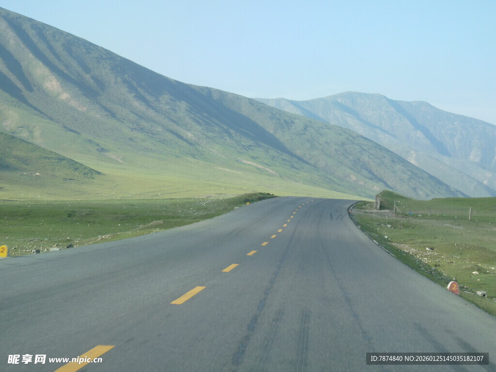 宽阔公路延伸至远山