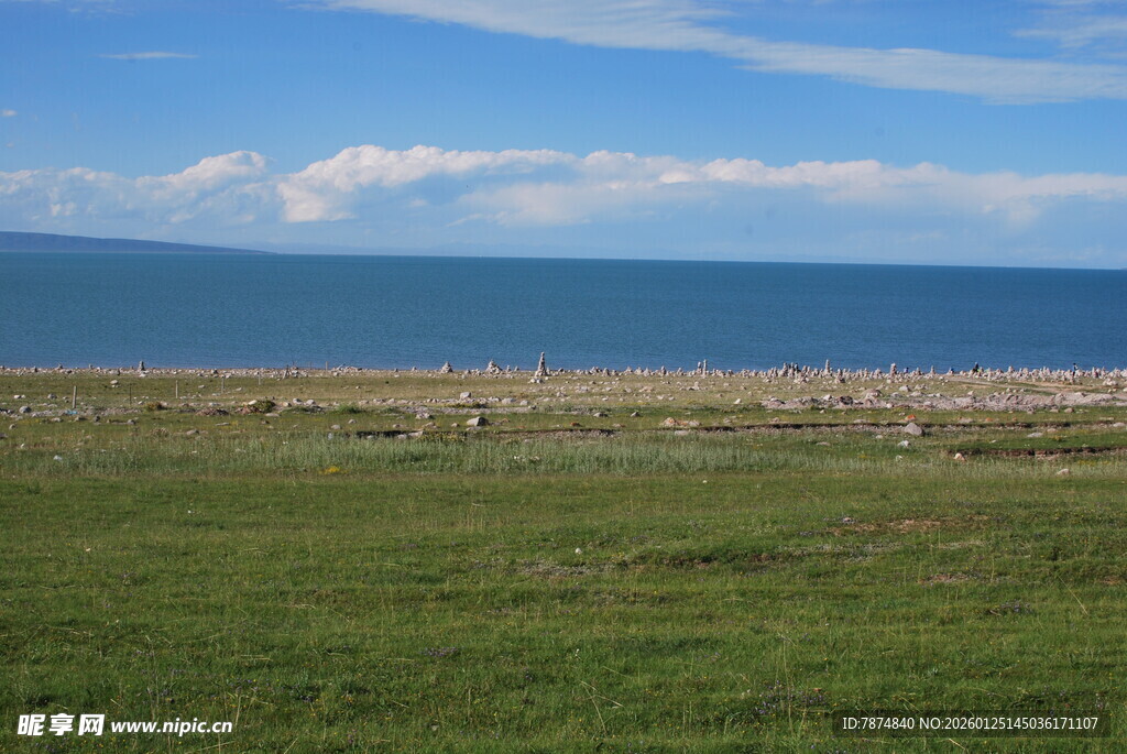 草原与海的美丽景致