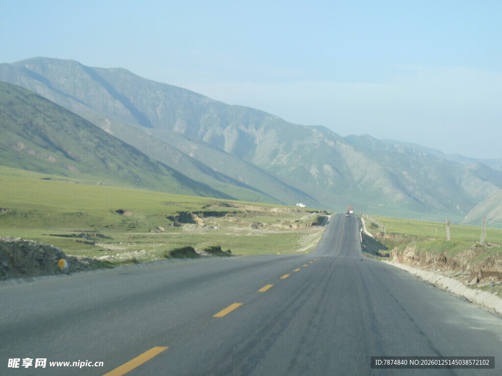 公路延伸向远方山脉