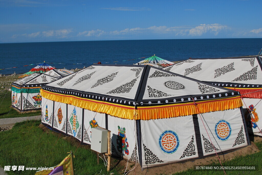 草原边的特色蒙古包