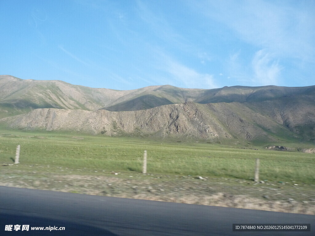 公路旁的草原与远山景色