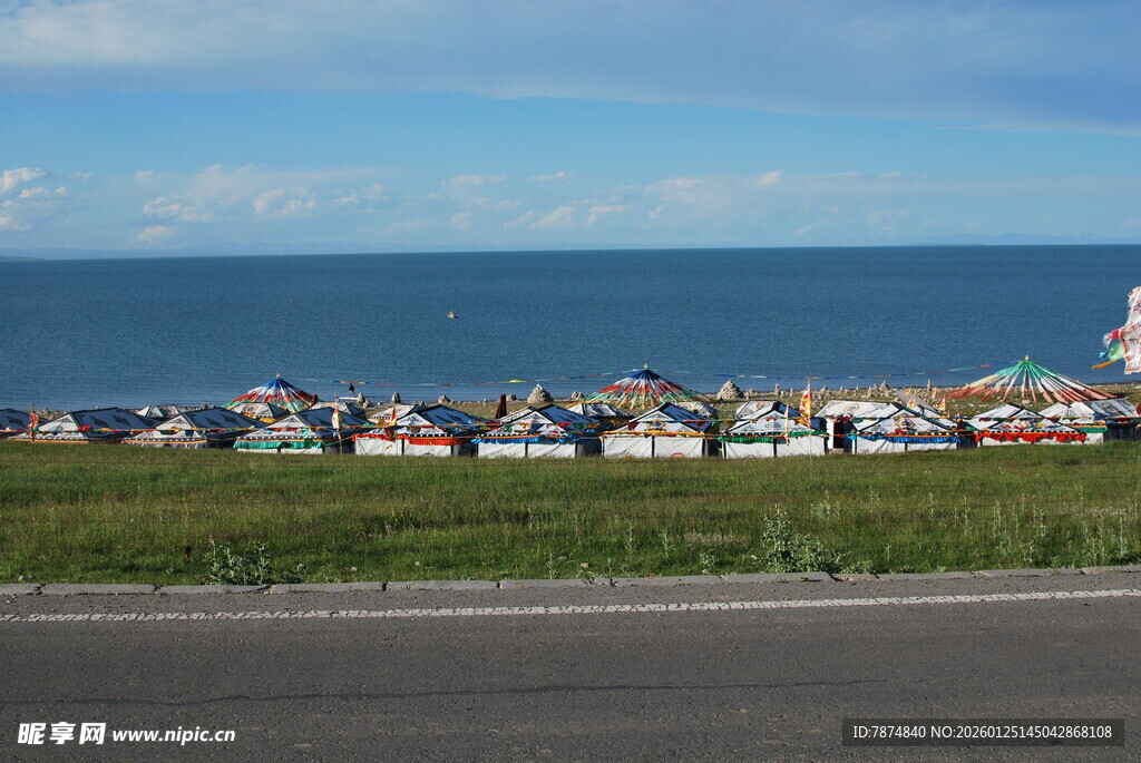 海边多彩小屋与开阔海景