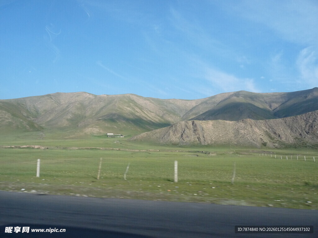 公路边的壮美山野风光