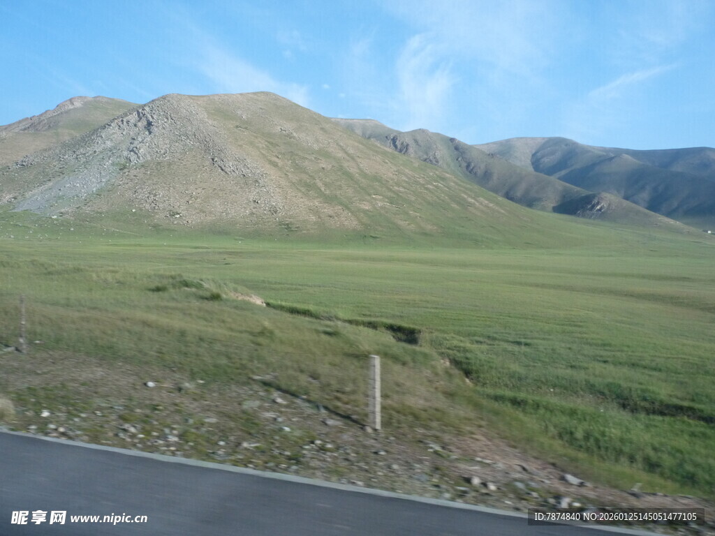 公路旁的青山绿野风光