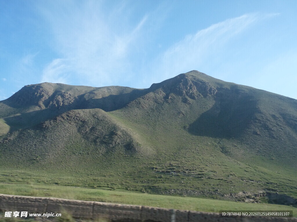 壮丽山景 蓝天白云下的风光