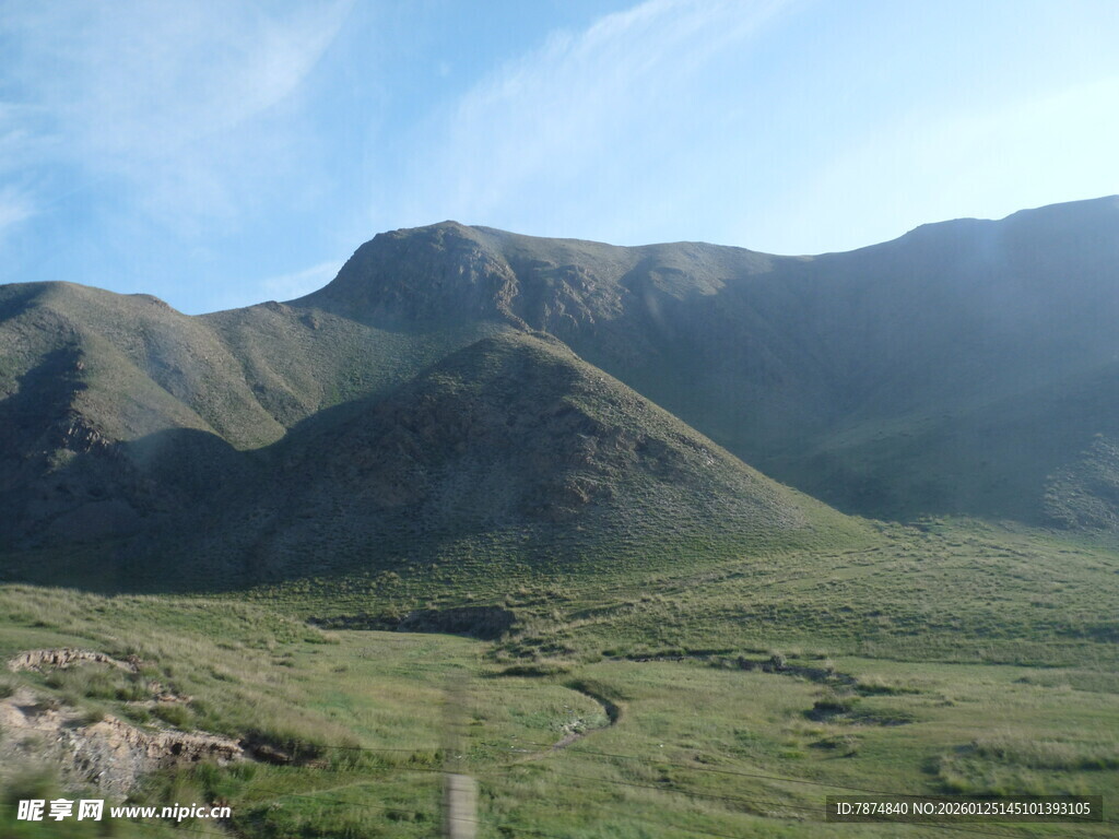 壮丽山景下的广袤草原