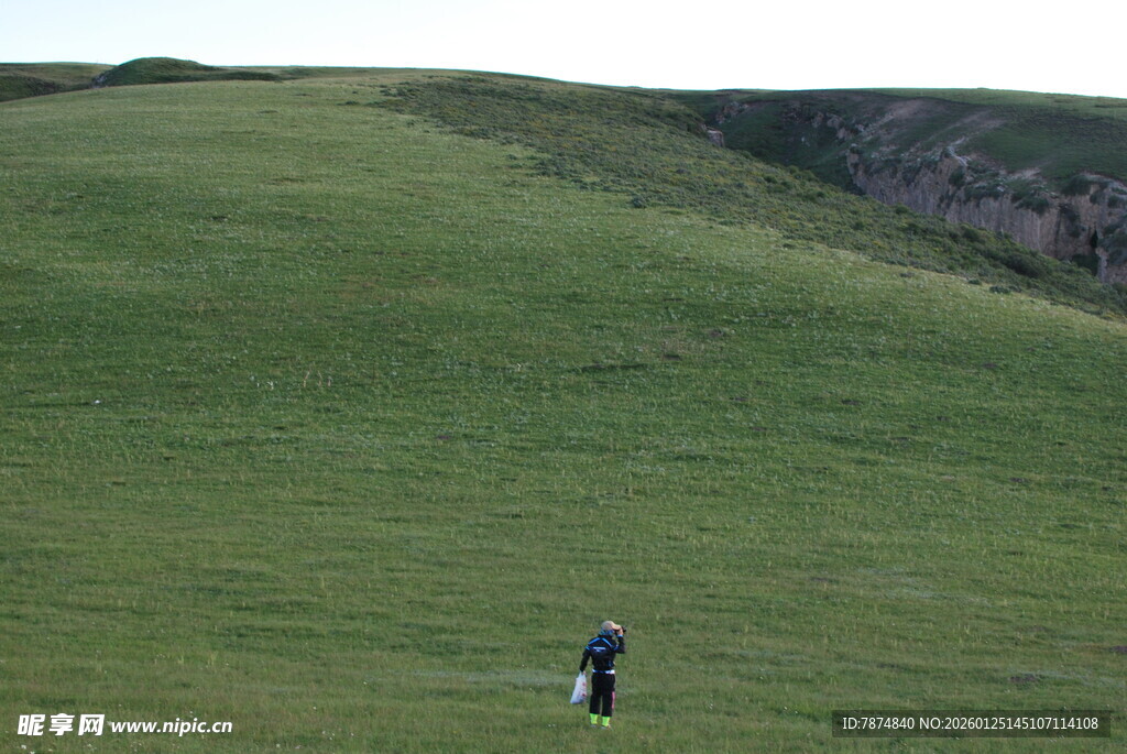 草原上的孤独身影