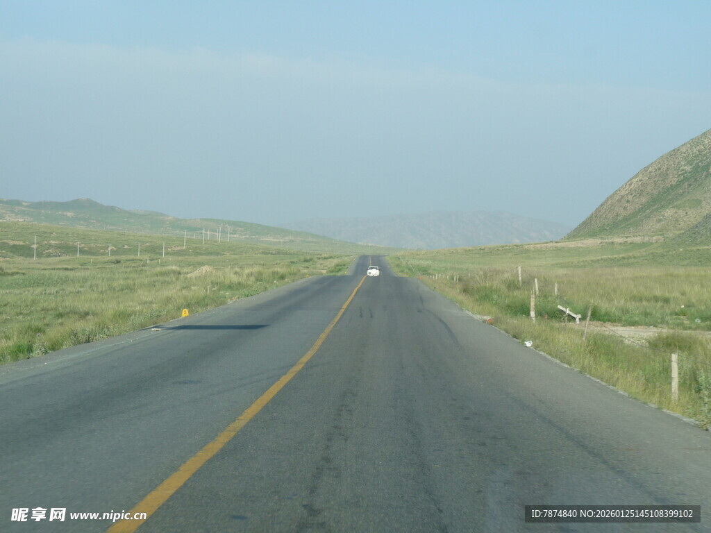 空旷公路延伸向远方