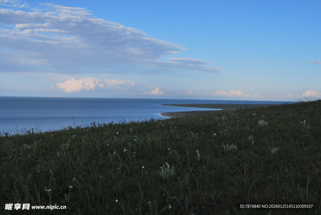 湖畔草地蓝天美景
