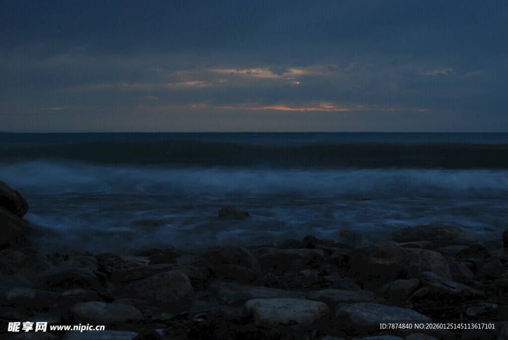 夜幕下的海边礁石景观