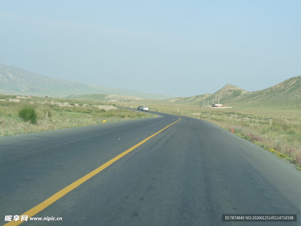 空旷公路延伸至远方