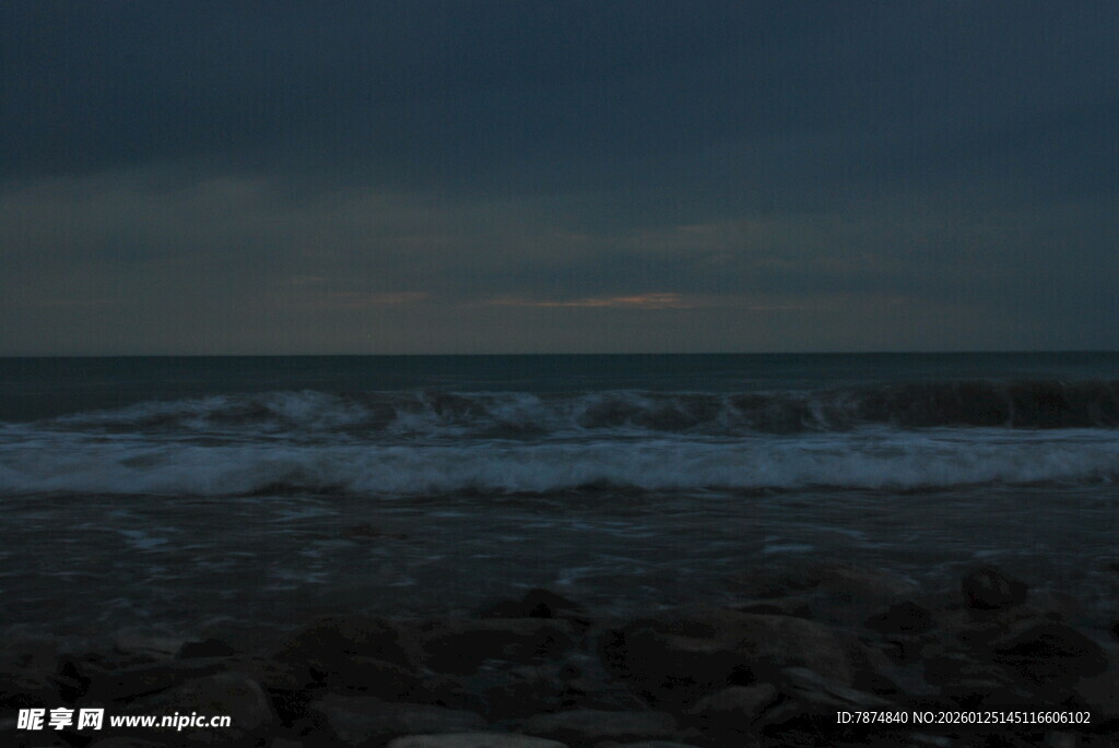 夜幕下的海浪与阴沉天空