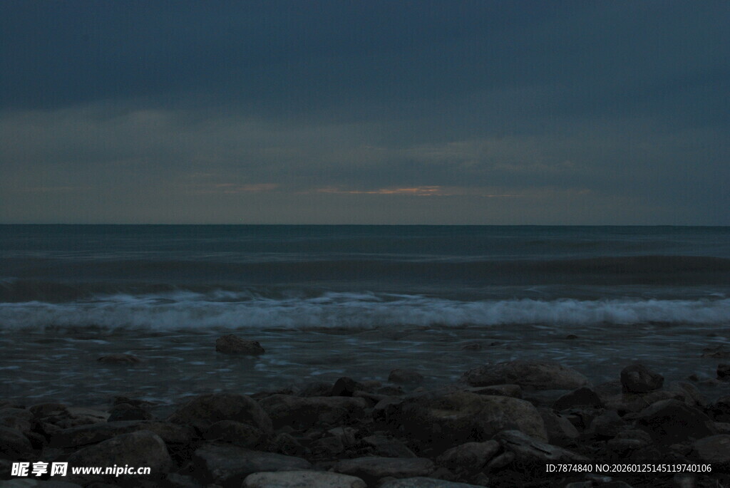 黄昏下的海边礁石景象