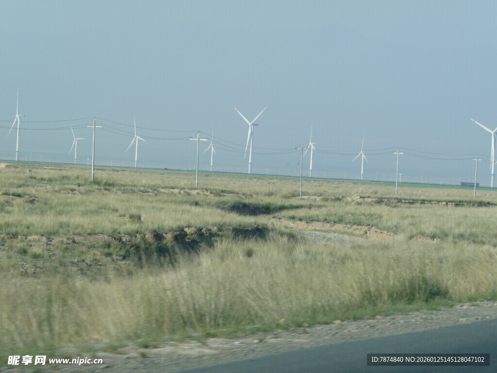 公路旁的风力发电景观