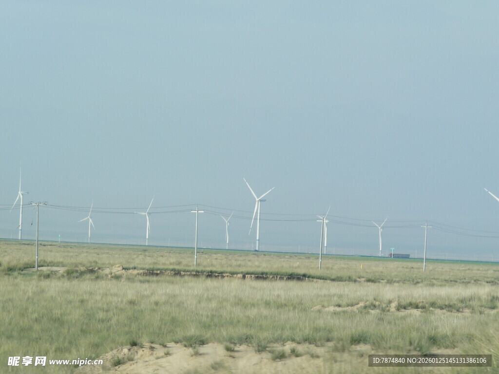 草原上的风力发电机组