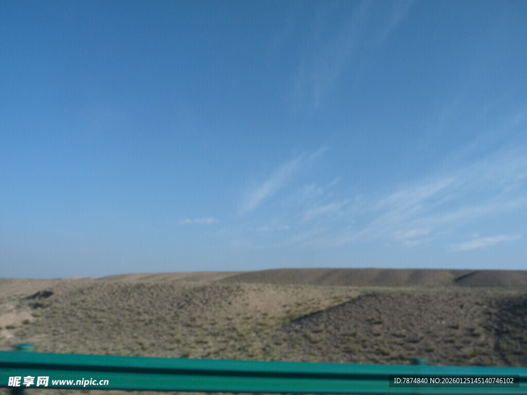 公路边的开阔蓝天与远山