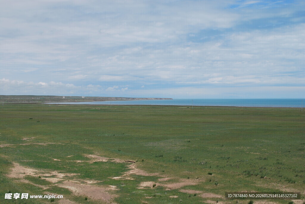 广袤草原与蓝天相接景象