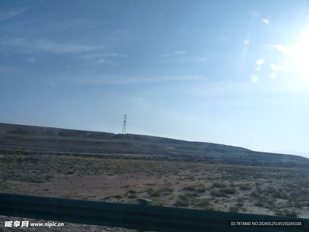 公路边的开阔旷野风景