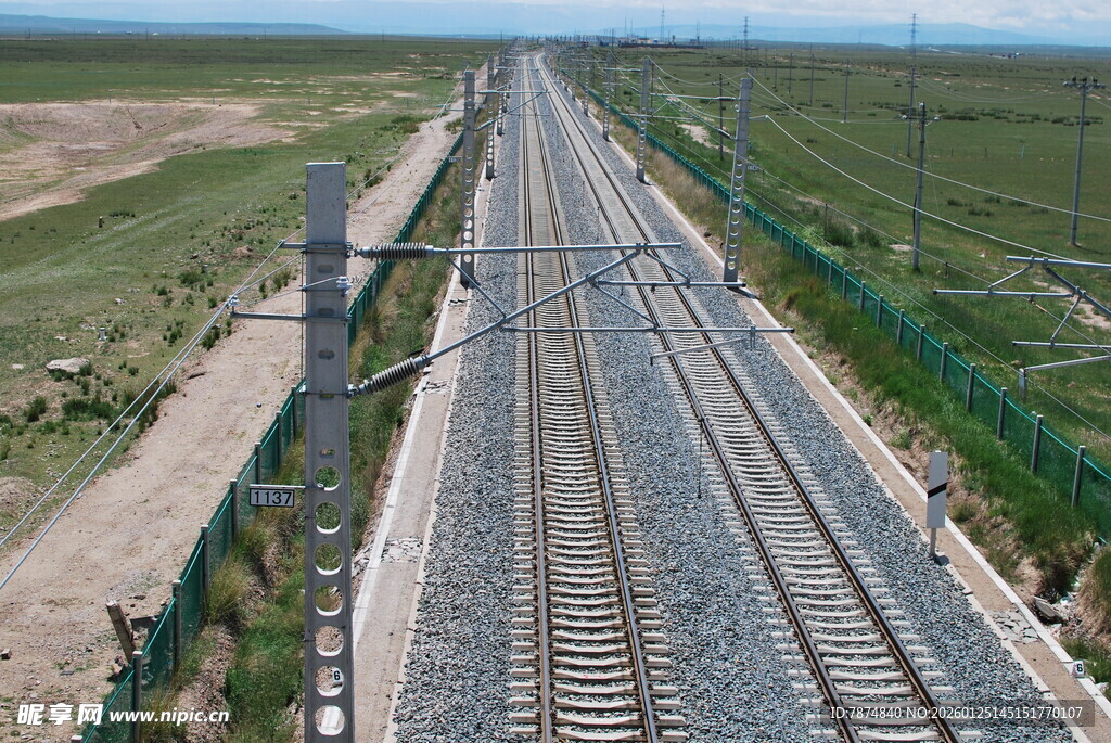 俯瞰延伸的铁路轨道