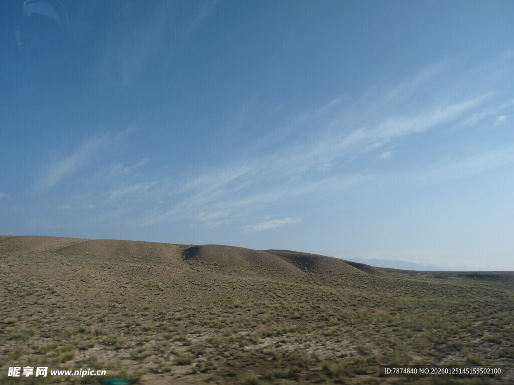 广袤荒原上的晴朗天空