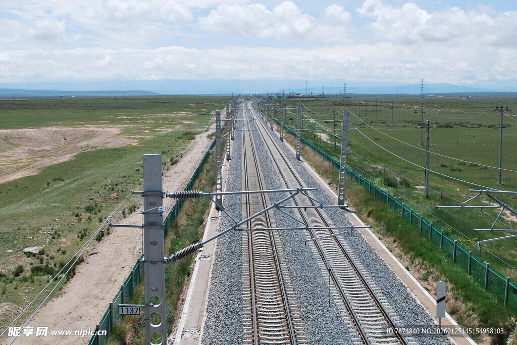 俯瞰延伸向远方的铁路线