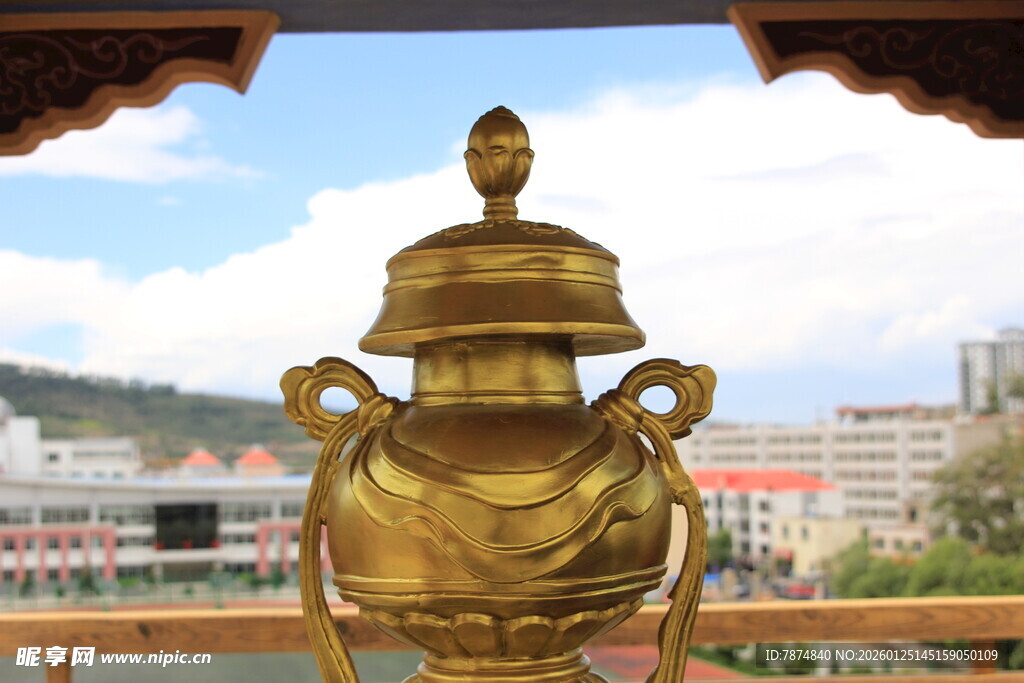 金色宝瓶置于户外景观