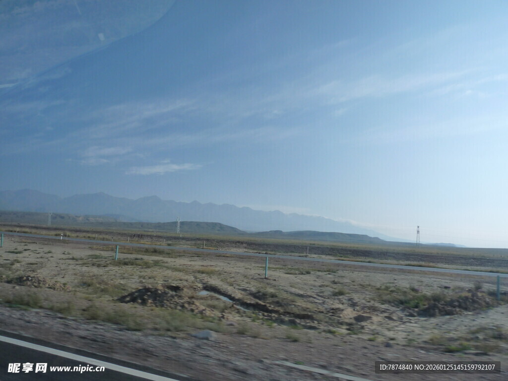 公路边的开阔荒野景象