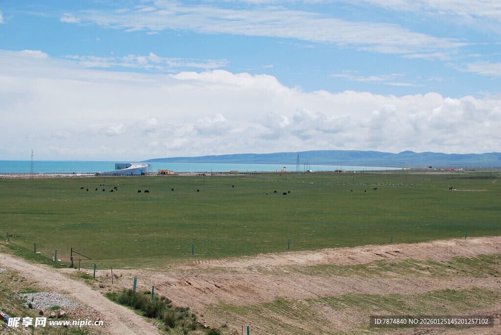 广袤草原与远山蓝天美景