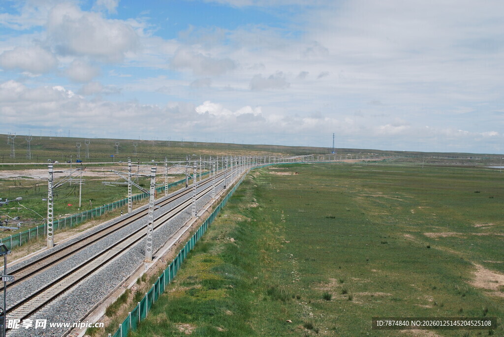草原上的壮观铁路景象