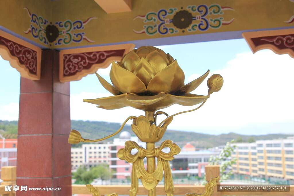 寺庙中的精美金色莲花雕塑