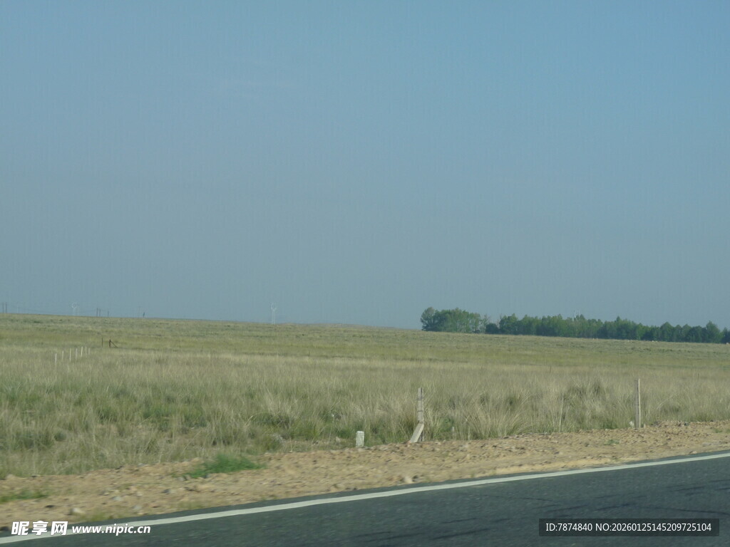 公路旁的开阔田野风光