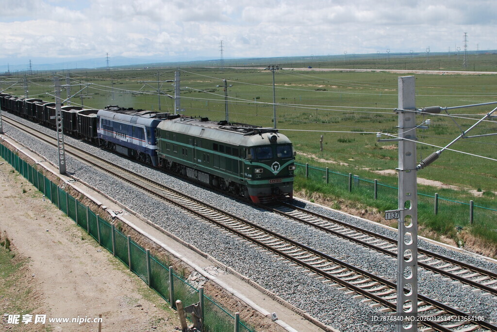 草原上行驶的火车