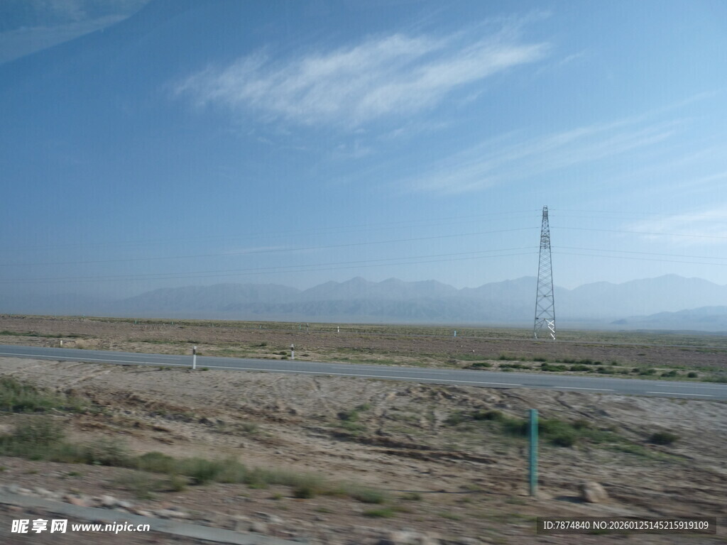 旷野中的输电塔