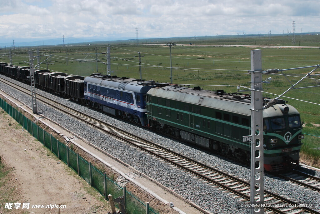 草原上行驶的货运列车