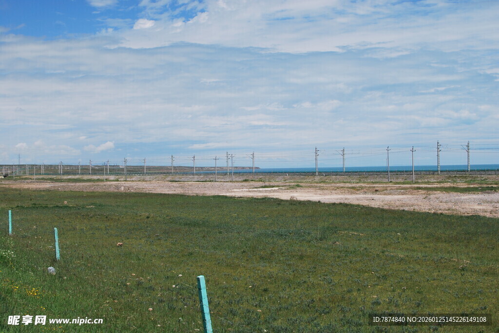 草原上的风力发电设施