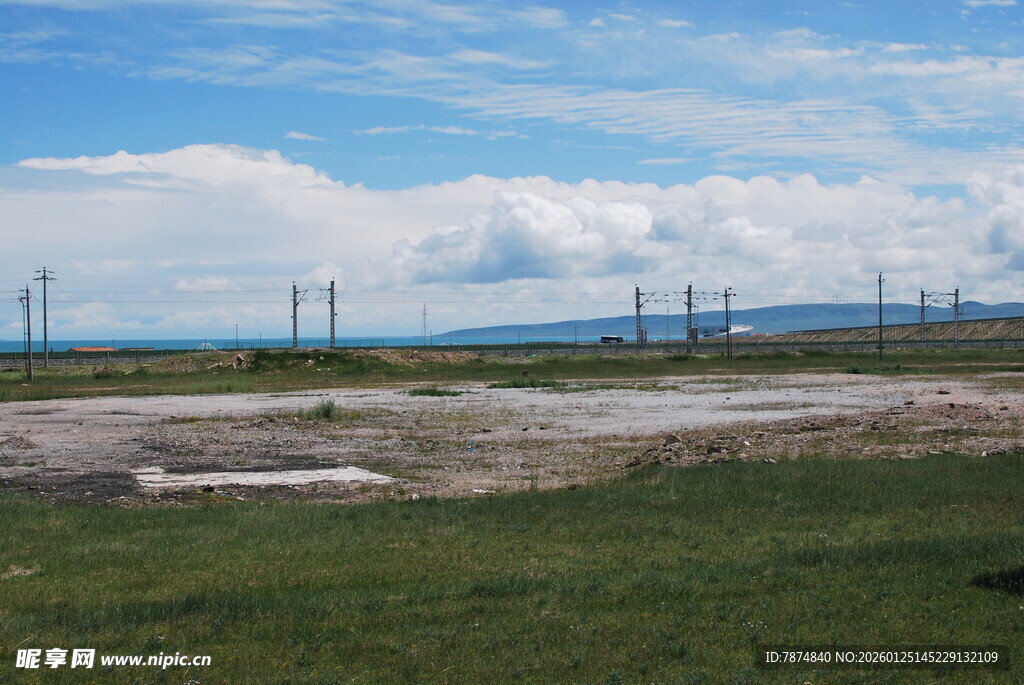 草原上的输电线路景观