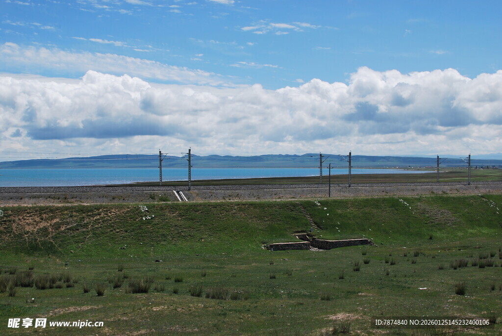 草原风光与远处的输电设施