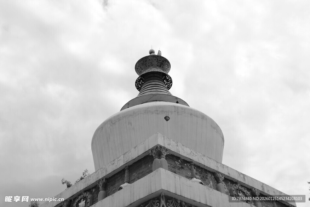 白塔顶端特写