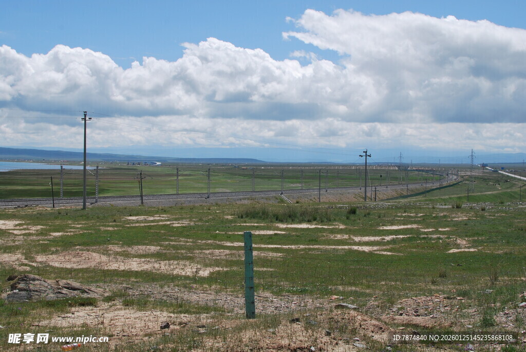草原旷野中的电力设施