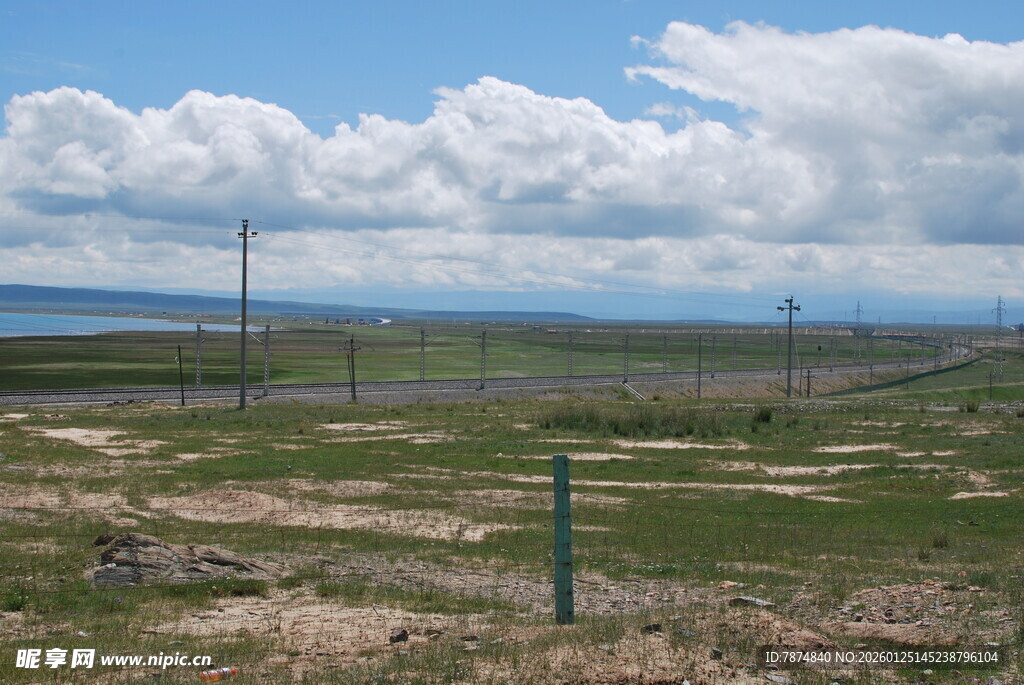 草原旷野中的围栏与远景