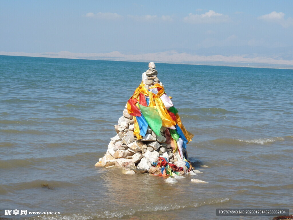 海边祈福石堆 色彩经幡飘扬