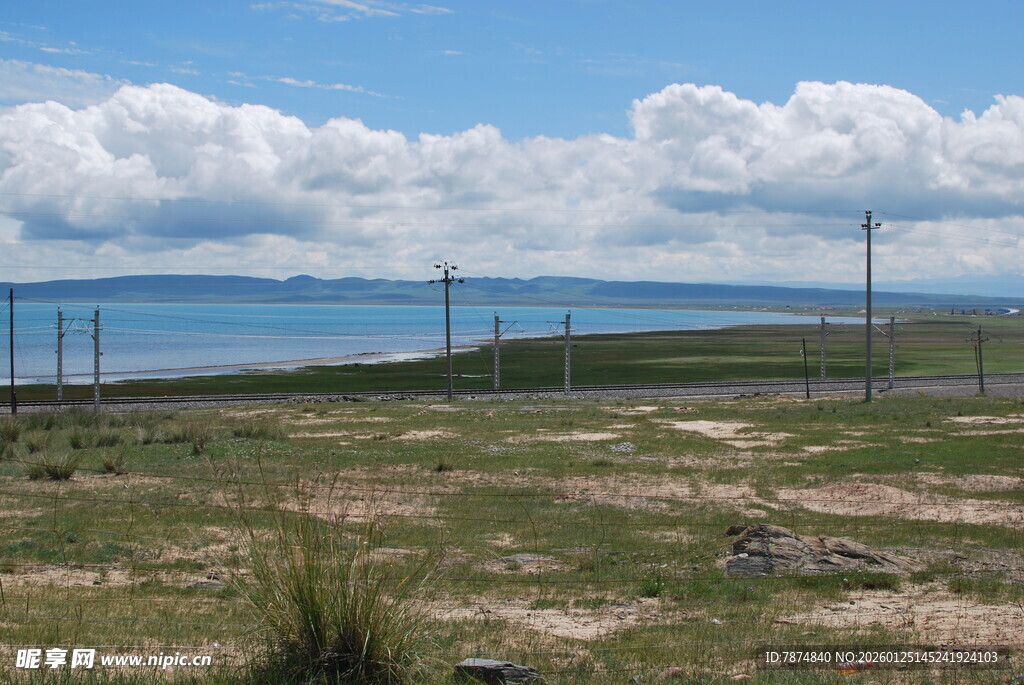 草原上的电线与远方湖泊